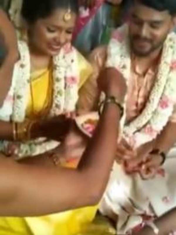 மேடையில் முத்தம் 