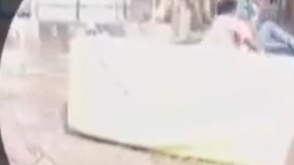 குண்டும் குழியுமான சாலை 