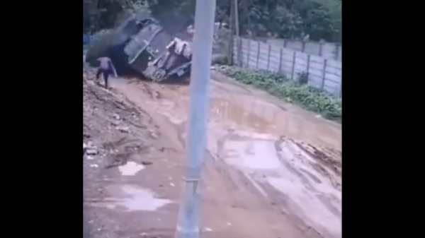 இரண்டாக உடைந்த லாரி 