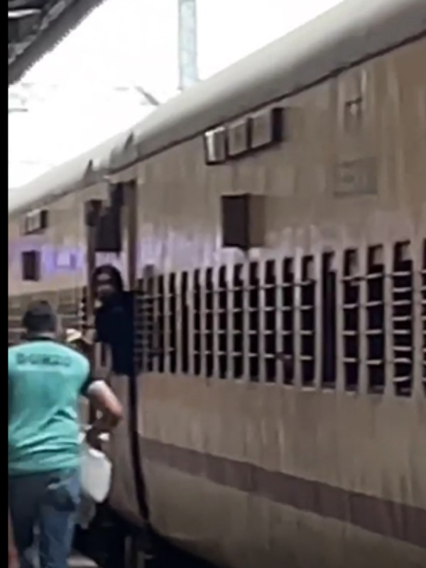 பெண்ணிடம் ஒப்படைத்த ஊழியர் 