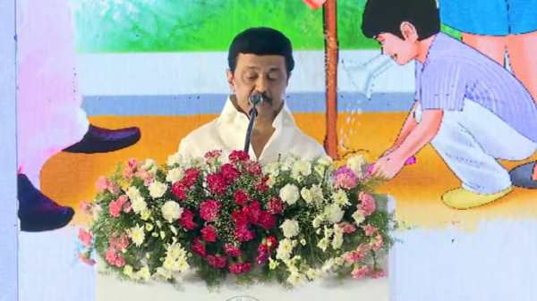  மகிழ மரம் நட்ட முதல்வர் 