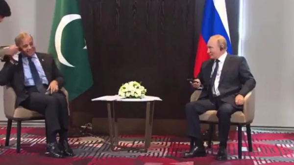 கீழே விழுந்த ஹெட்போன் கீழே விழுந்த ஹெட்போன்