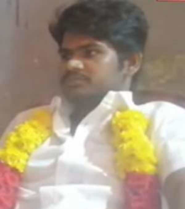 அடித்து இழுத்துச் சென்ற பெற்றோர்.. அடித்து இழுத்துச் சென்ற பெற்றோர்..