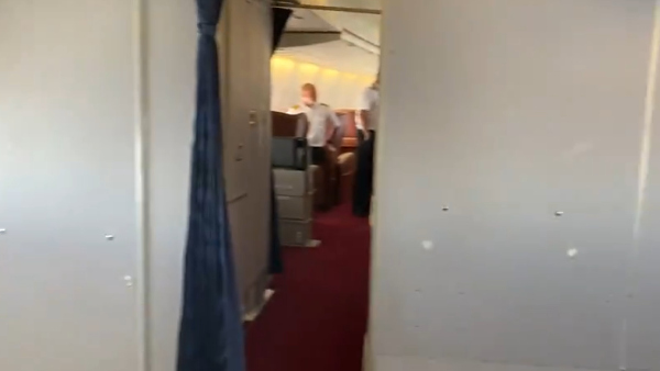 விமானத்தில் வெட்னரி டாக்டர்கள் விமானத்தில் வெட்னரி டாக்டர்கள்