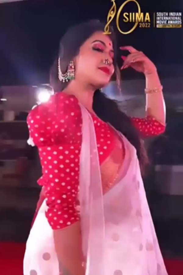 கலக்கும் இளவரசி கெட்டப்