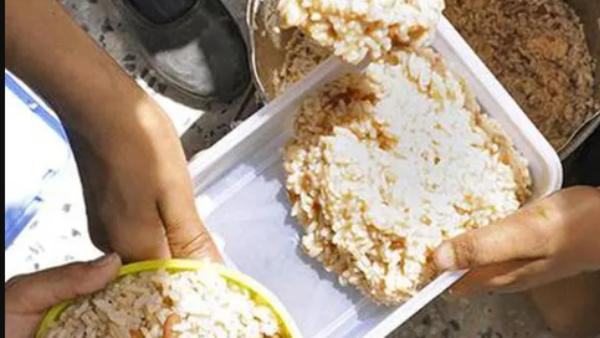 அரசு பள்ளியில் மதிய உணவு அரசு பள்ளியில் மதிய உணவு