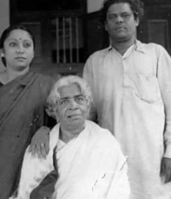 மேடையில் கூந்தலை அறுத்தனர் 