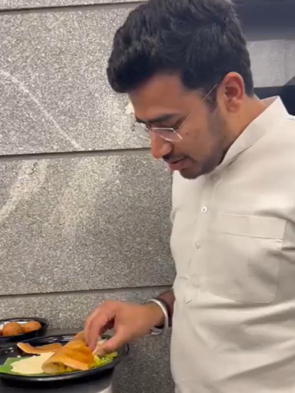 தோசை சாப்பிட்ட பாஜக எம்பி 