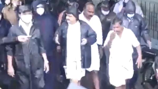 வச்சு செய்யும் நெட்டிசன்கள்