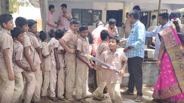 மாணவர்களுக்கு சிற்றுண்டி 