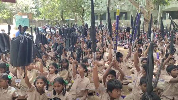 803 மாணாக்கர்களுக்கு குடைகள் 