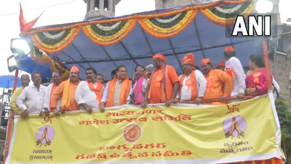 மேடையில் ஏறி 