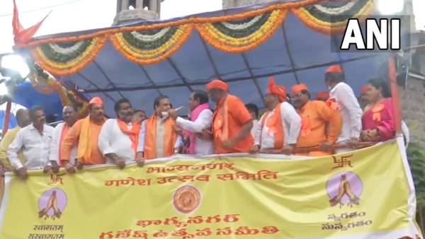 மாற்றி மாற்றி மைக்கை இழுத்து 