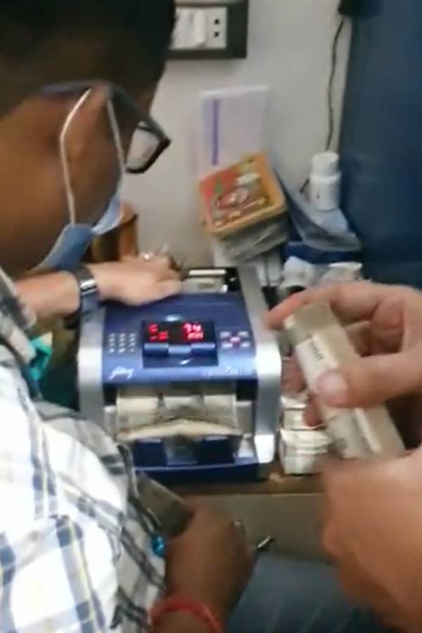  மெஷின்களை வரவழைத்து பணம் எண்ணும் பணி 