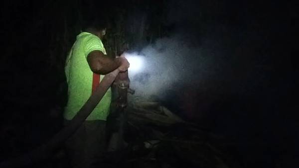 போராடி தீ அணைப்பு 