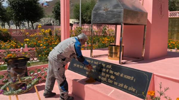 கார்கில் நினைவிடத்தில் மரியாதை 