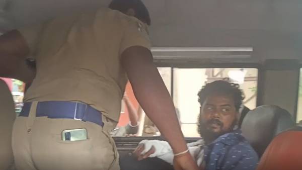  நெற்றிப்பொட்டில் துப்பாக்கியை வைத்து 