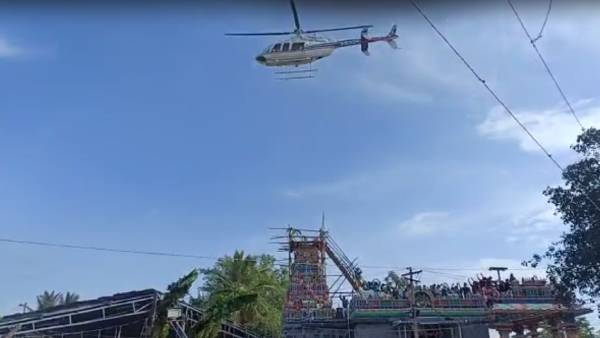  மலர் தூவிய ஹெலிகாப்டர் 