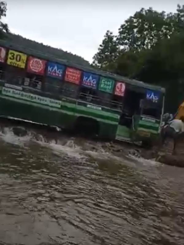 வெள்ளத்தில் சிக்கிய பேருந்து வெள்ளத்தில் சிக்கிய பேருந்து