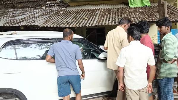 வீட்டுக்குள் புகுந்த கார்