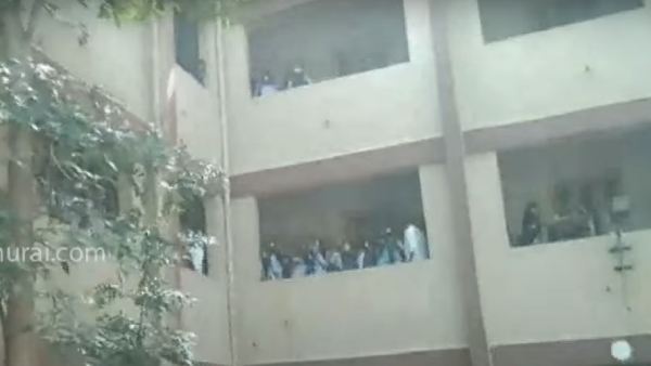 ஒரே வகுப்பு; இரு பள்ளி மாணவிகள் 