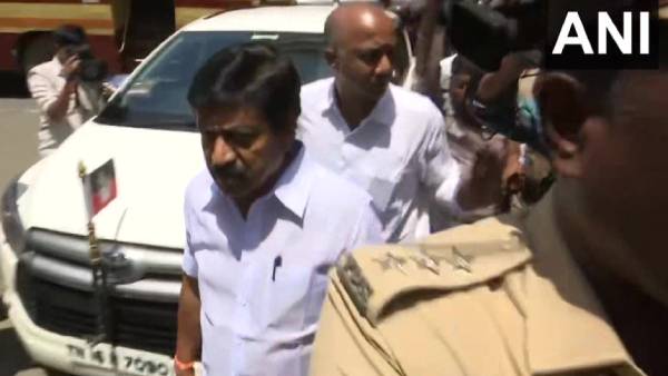 தேர்தல் ஆணையத்தில் சமர்ப்பிப்பு 