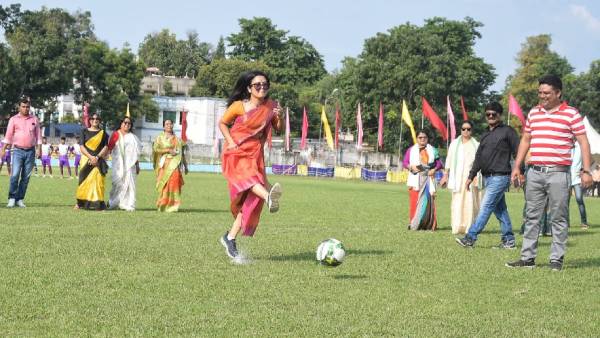 சேலை அணிந்து ஃபுட் பால் சேலை அணிந்து ஃபுட் பால்