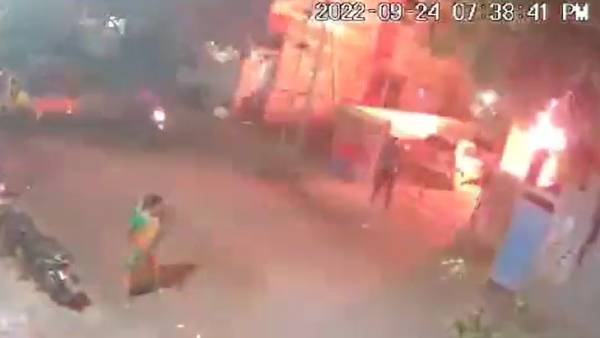  கண்காணிப்பு கேமராவில் பதிவு 