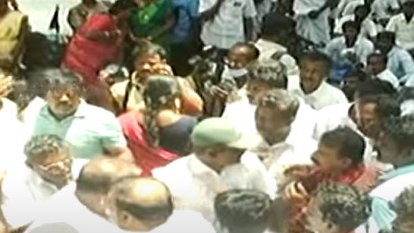 சமாதானம் பேசிய நிர்வாகிகள் சமாதானம் பேசிய நிர்வாகிகள்