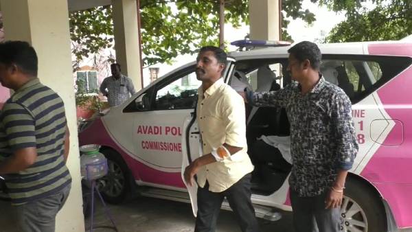 காவல் நிலையத்தில் புகார் காவல் நிலையத்தில் புகார்