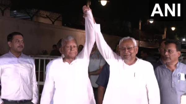 கைகளை உயர்த்தியபடி வந்த தலைவர்கள் கைகளை உயர்த்தியபடி வந்த தலைவர்கள்