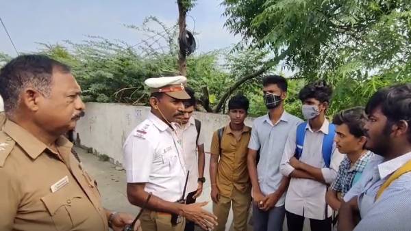 சாலையில் சாகசம் 