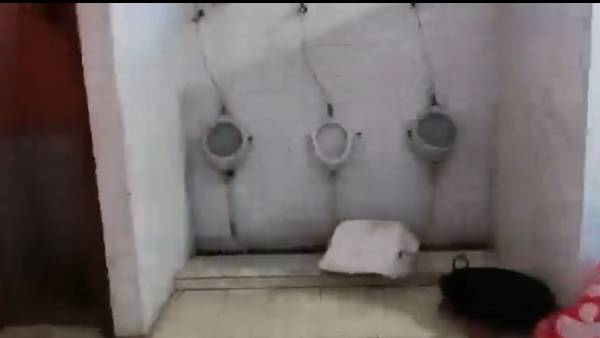 டாய்லட்டில் வைத்து பரிமாறப்பட்ட உணவு 