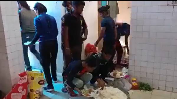 போதிய இடவசதி இல்லாததால் 