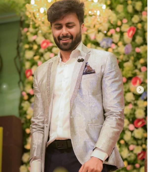 சமூக வலைத்தளத்தில் ஆக்டிவ்