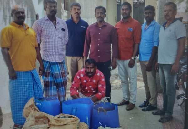  காவலர்கள் மீது தாக்குதல் 