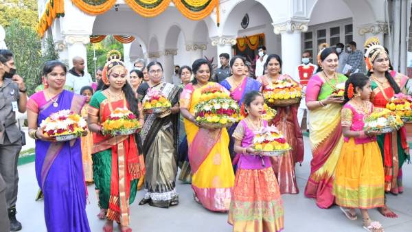 ராஜ்பவனில் பதுகம்மா 