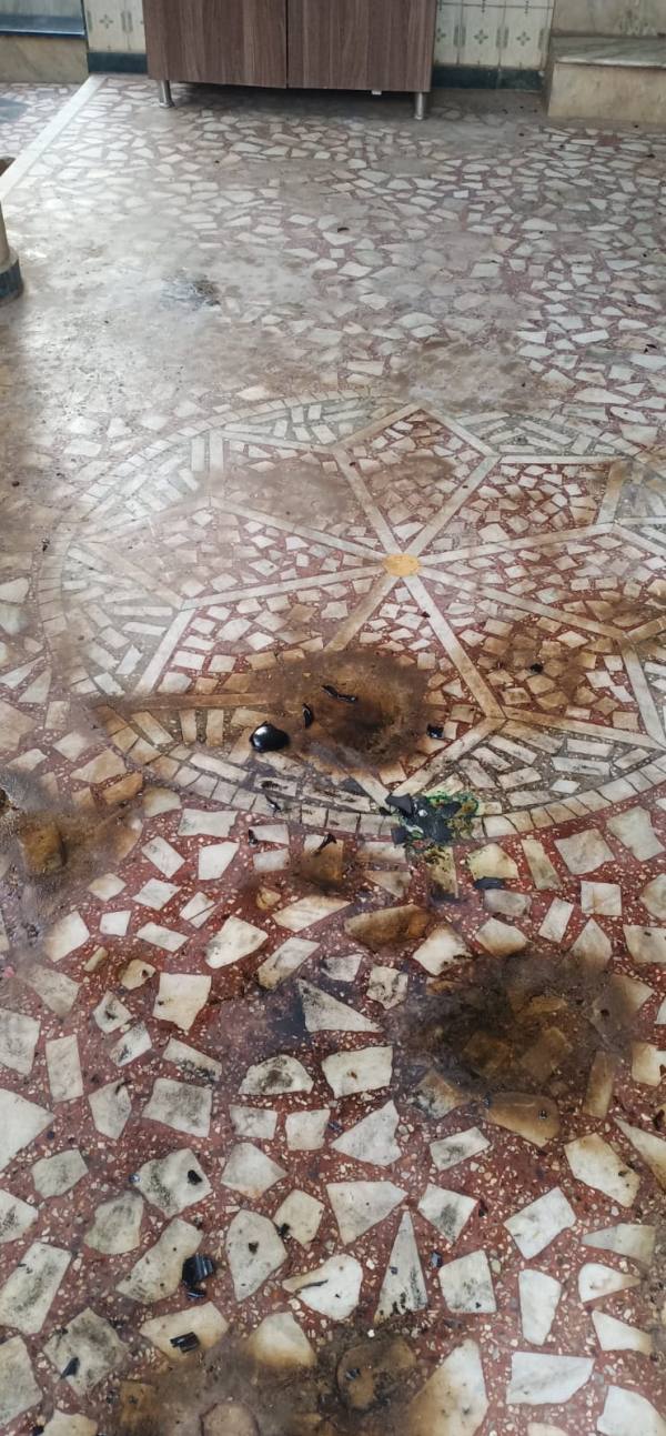  தீப்பற்றி எரிந்த கார் 