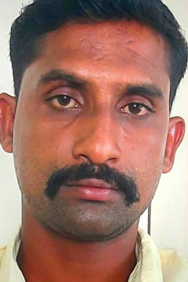 இளம் பெண்ணுக்கு தொந்தரவு இளம் பெண்ணுக்கு தொந்தரவு