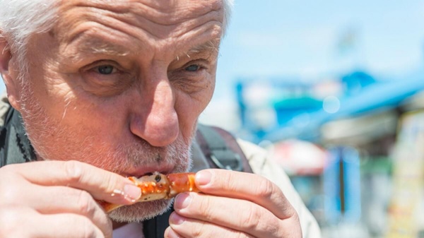 நண்டை உயிருடன் விழுங்கினார்