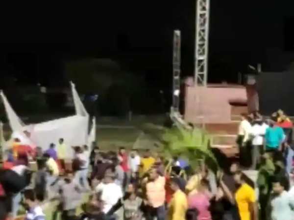 பறந்த நாற்காலிகள் 