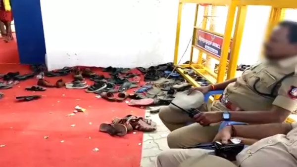 காலணிகளை காக்க காவலர்கள்