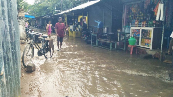 வெள்ளம் போல் மாறிய சாலைகள் வெள்ளம் போல் மாறிய சாலைகள்