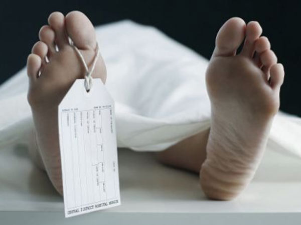 அலமாரியில் அமர்ந்திருந்த மூதாட்டி உடல் அலமாரியில் அமர்ந்திருந்த மூதாட்டி உடல்