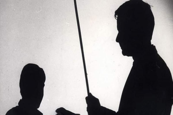 செருப்பால் தாக்குதல்