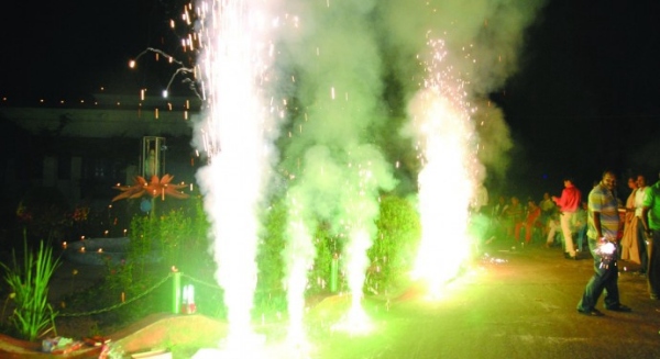 பட்டாசு வெடித்தனர் 