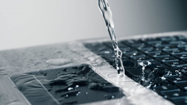 மடிக்கணினிக்கு சோப்பு போட்ட குழந்தை