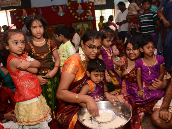 அரிசியில் எழுதும் குழந்தைகள் அரிசியில் எழுதும் குழந்தைகள்