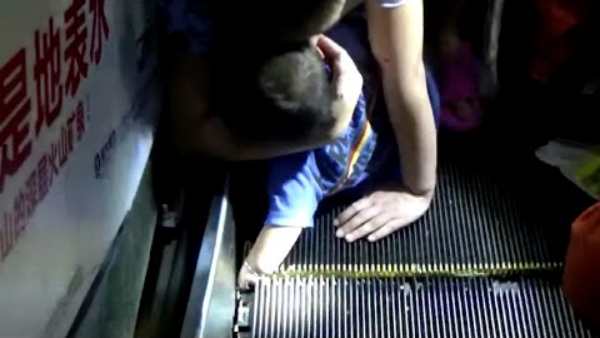  எஸ்கலேட்டரில் சிக்கிய சிறுவனின் கை 