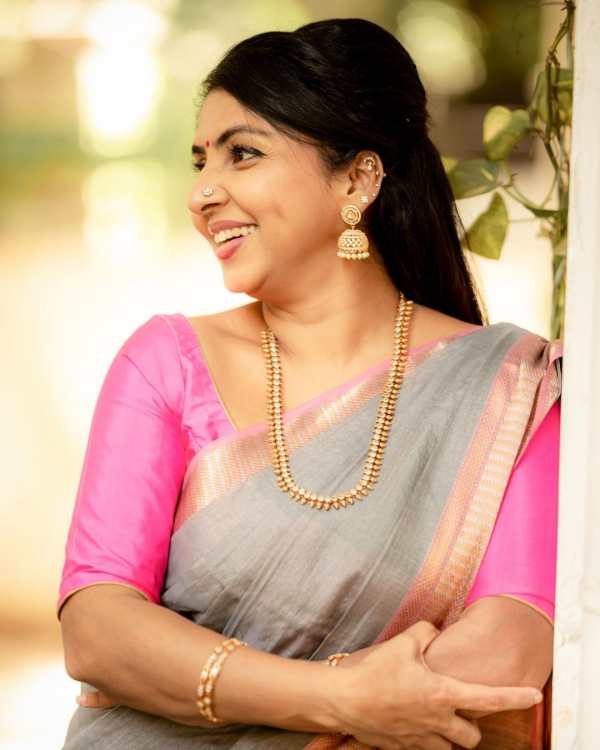 தொகுப்பாளராக அறிமுகம்